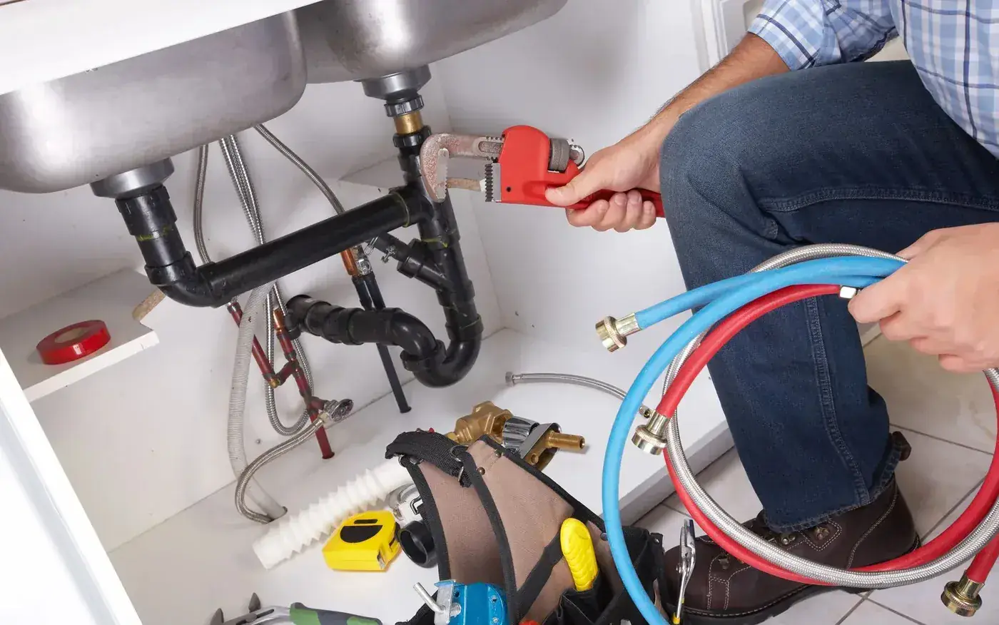 Chauffagiste contrôlant un chauffe-eau électrique à Bagnolet